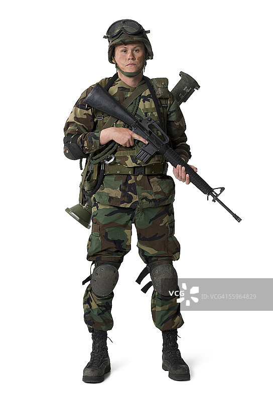 一个拿着步枪的士兵的肖像图片素材