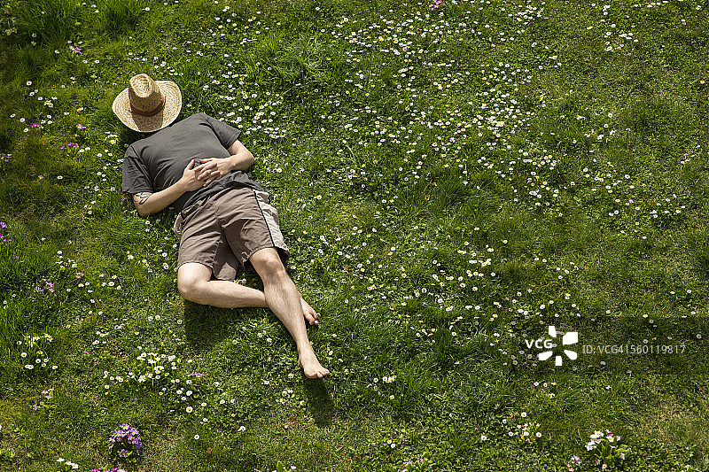 男人躺在草地上放松图片素材