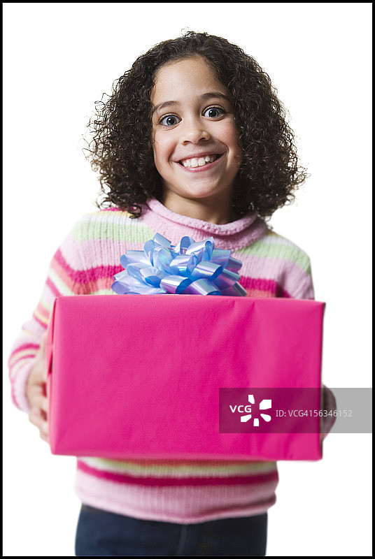 一个拿着礼物的女孩的肖像图片素材