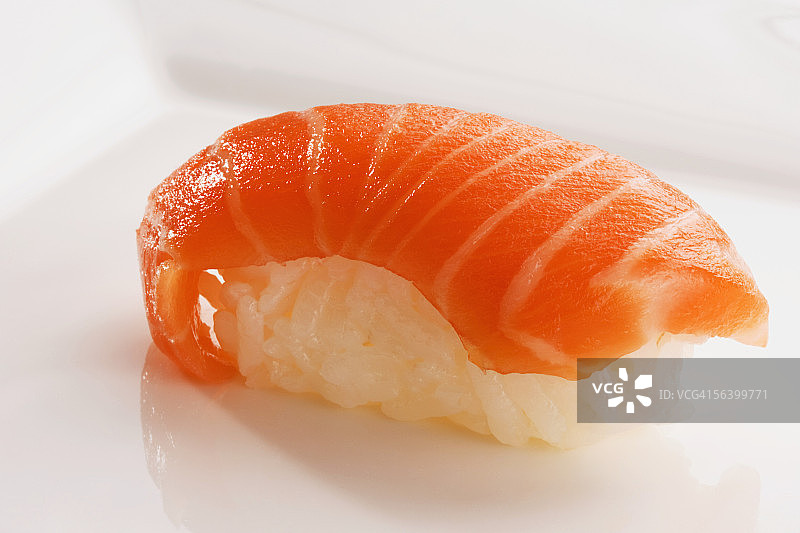 三文鱼握寿司的特写图片素材