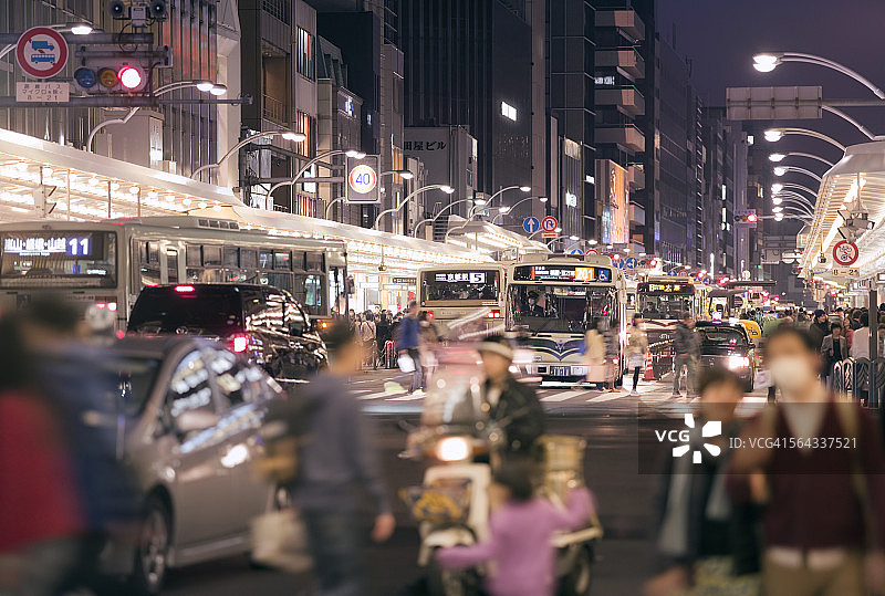 黄昏时分，日本京都的繁华中心图片素材
