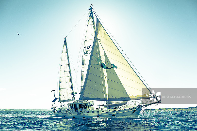 在海洋中航行的双桅帆船。图片素材