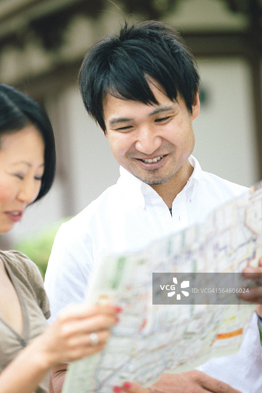 一对日本游客夫妇在京都看地图图片素材