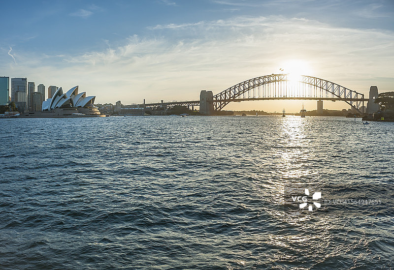 澳大利亚，新南威尔士州，悉尼，日落时的悉尼海港大桥和悉尼歌剧院图片素材