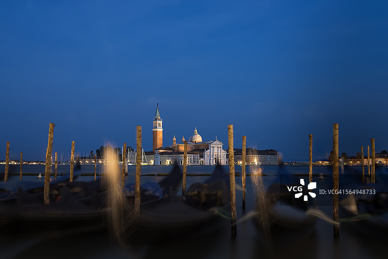 意大利，威尼斯，黄昏时分，贡多拉在圣乔治马乔雷前图片素材