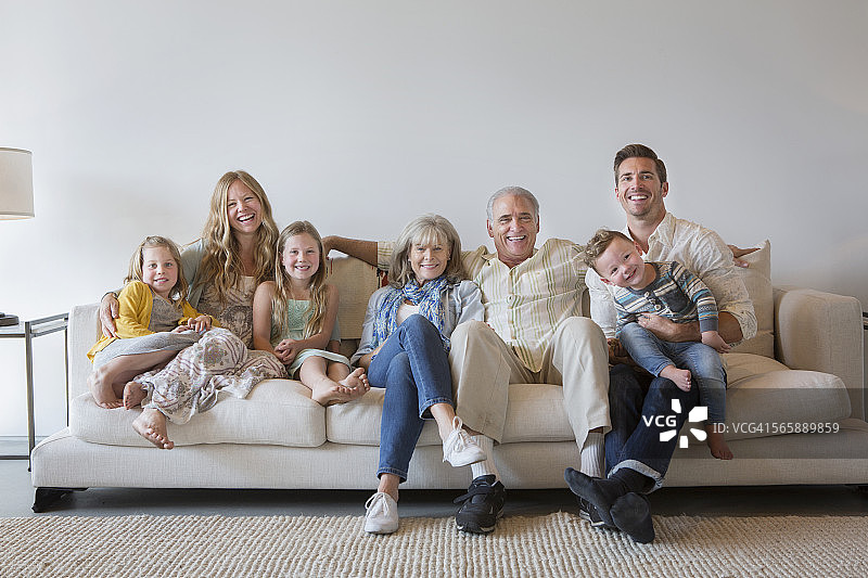 几代白人家庭坐在客厅的沙发上图片素材