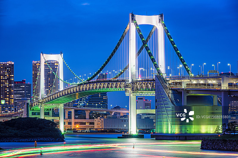 蓝色暮色中的东京彩虹桥图片素材