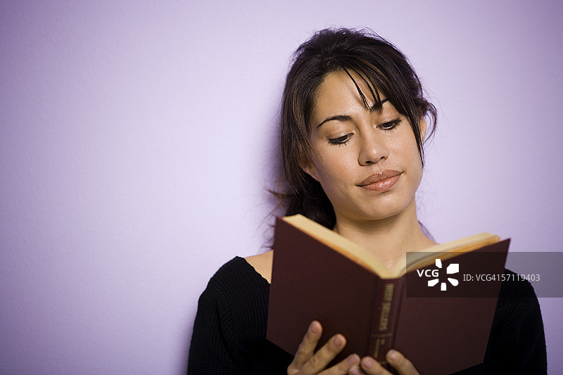 一个女人读一本书的特写图片素材