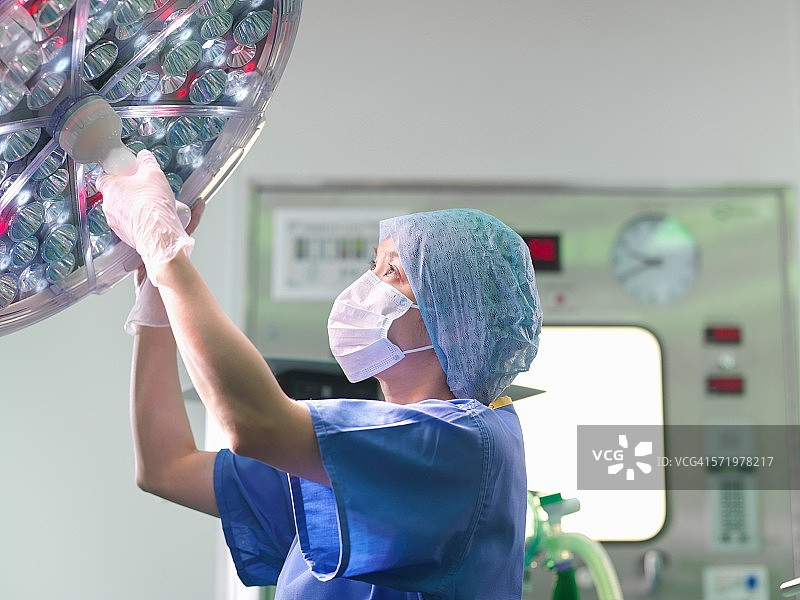 整形外科护士在手术室调节灯光图片素材