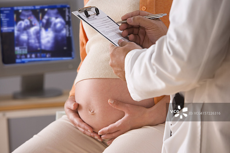 孕妇和男医生的腹部图片素材