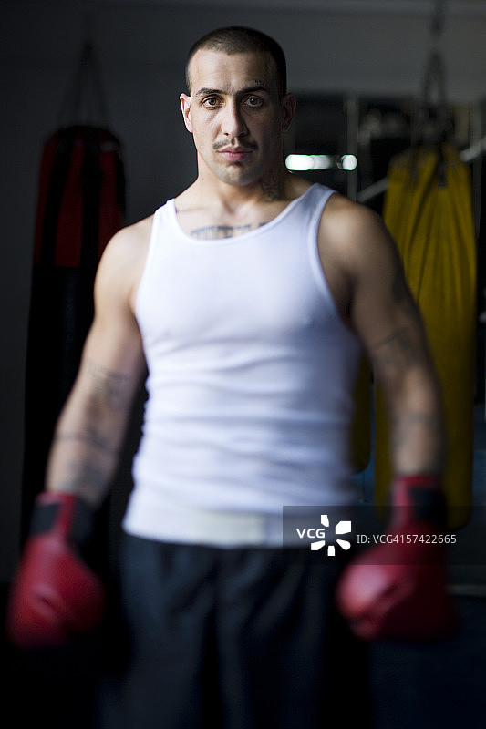 一个戴拳击手套的年轻人的肖像图片素材