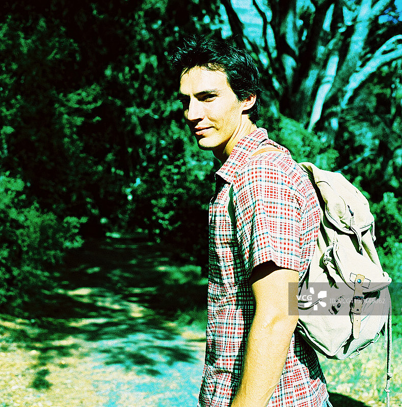一个背着背包徒步旅行的年轻人图片素材