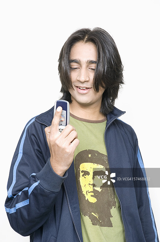 一个年轻人拿着手机的特写图片素材