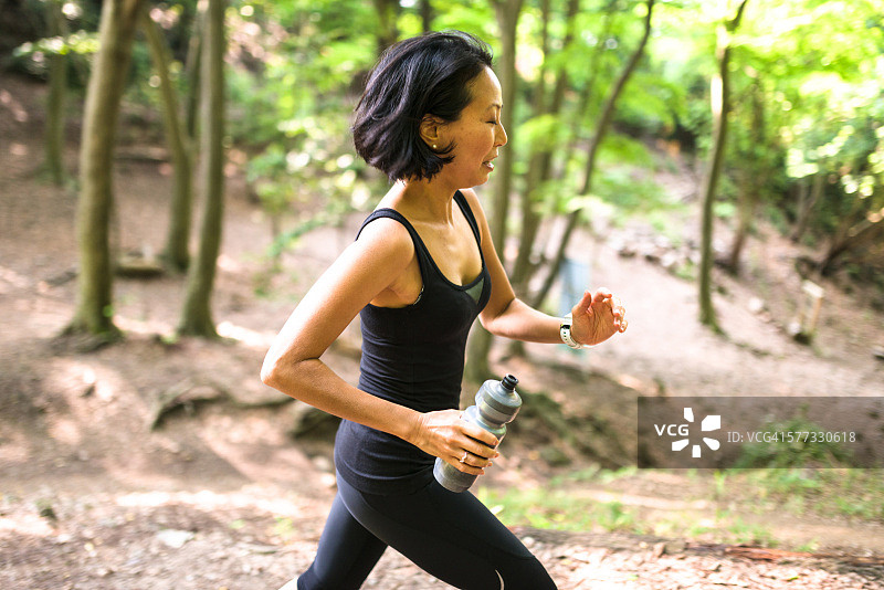 健身日本女人在森林里奔跑图片素材