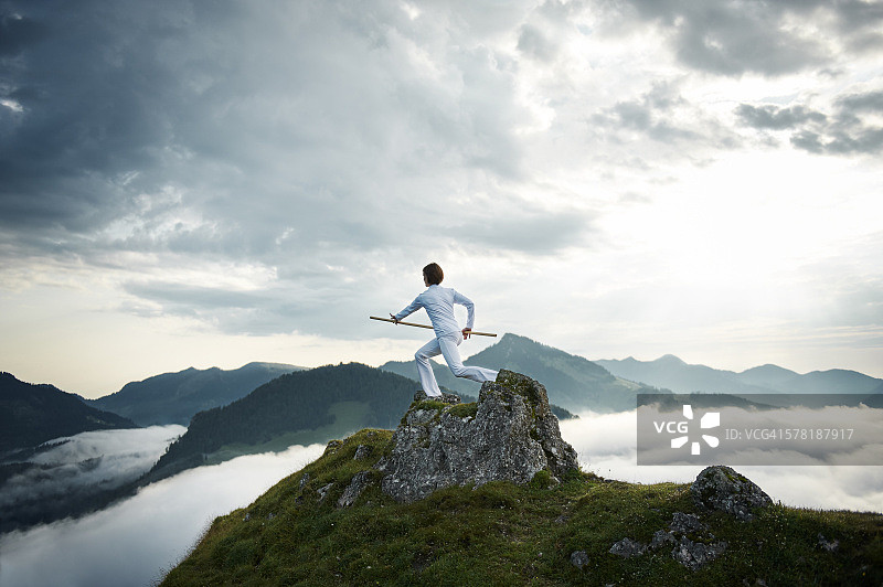 奥地利，Kranzhorn，中年成年妇女在山顶练习棍棒格斗图片素材