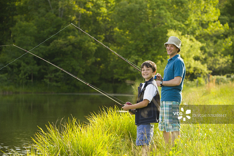 男人和他的儿子在钓鱼图片素材