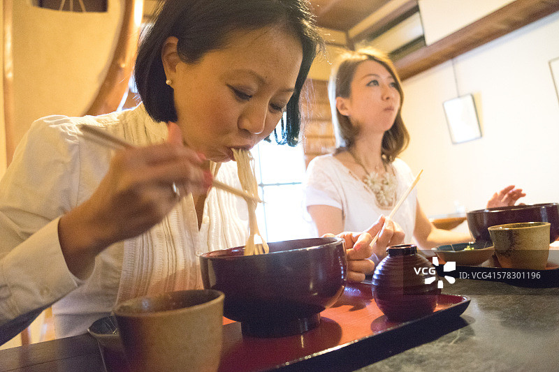在一家日本餐厅，快乐的女商人们在一起吃午餐图片素材