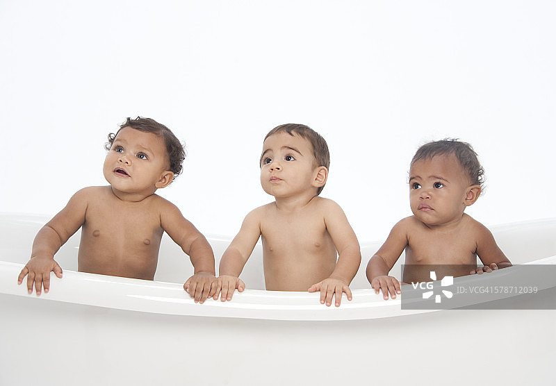 三个混血婴儿在浴缸里，白色的图片素材