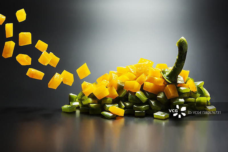 黄椒、青椒切粒成型图片素材