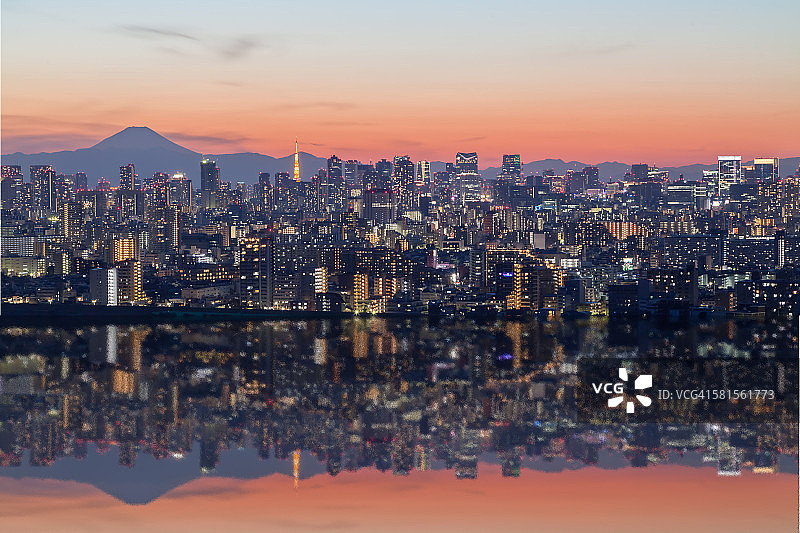 夜晚东京湾的城市倒影图片素材