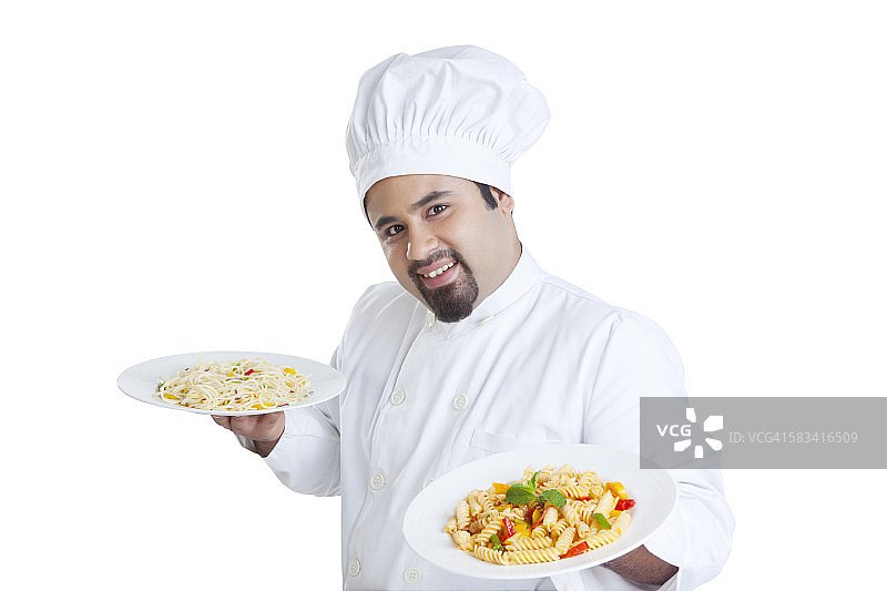 厨师拿着意大利面盘子的肖像图片素材