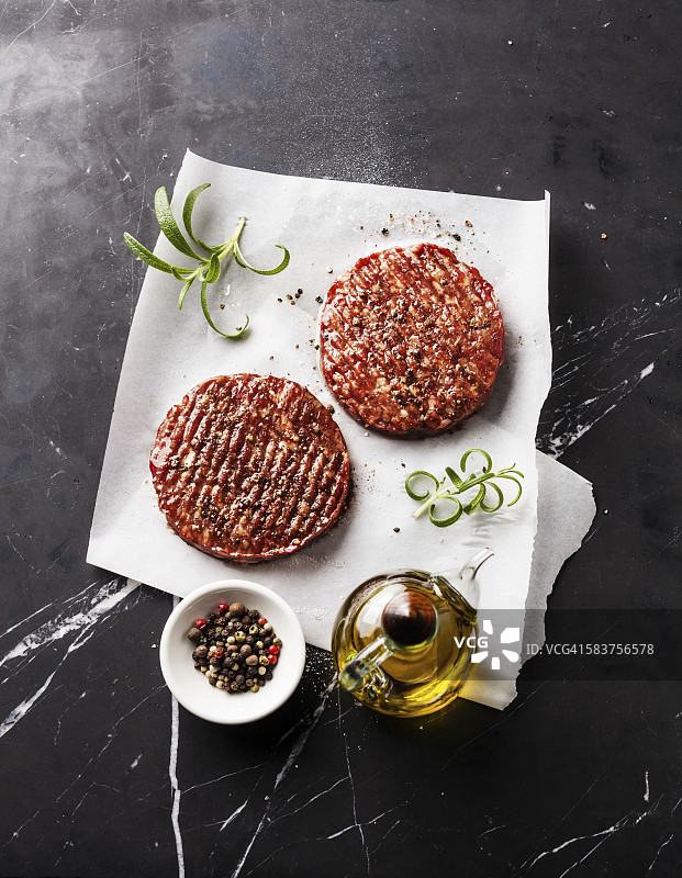 生绞牛肉汉堡牛排在深色大理石背景图片素材