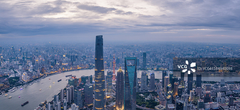 上海陆家嘴地区傍晚的鸟瞰图，中国上海图片素材