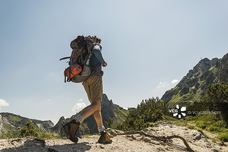奥地利，蒂罗尔，坦海默塔尔，年轻男子徒步登山图片素材