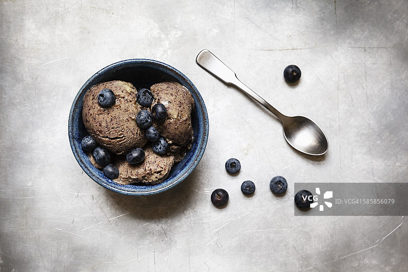 一碗素食蓝莓香蕉冰淇淋图片素材