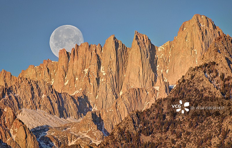 月亮落在惠特尼山上图片素材