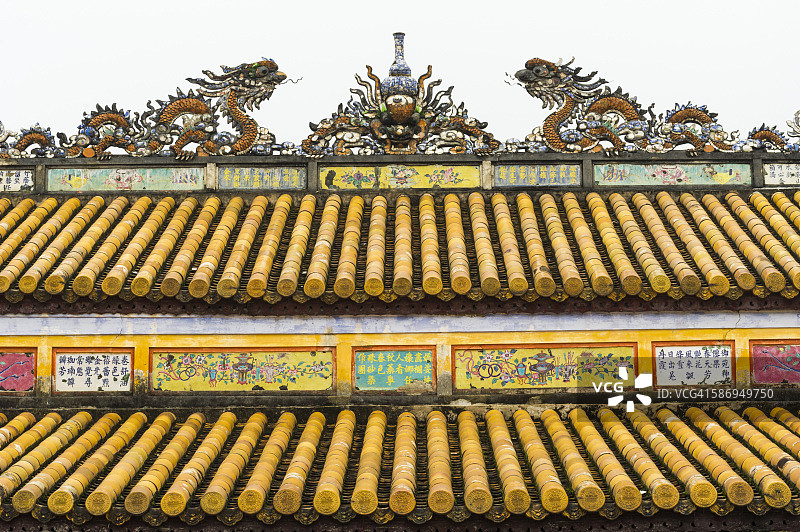 色调,越南中部。皇城中一座庙宇的细节。图片素材