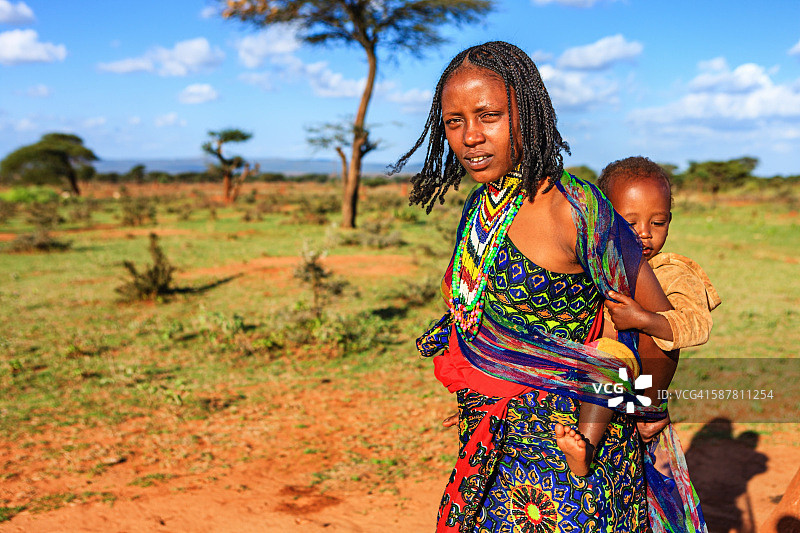 来自博拉纳部落的年轻母亲抱着她的孩子，埃塞俄比亚，非洲图片素材