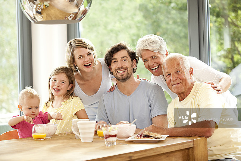 幸福的大家庭在早餐桌上的肖像图片素材