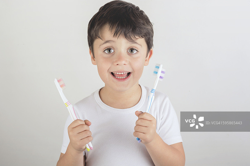 快乐的孩子拿着牙刷图片素材