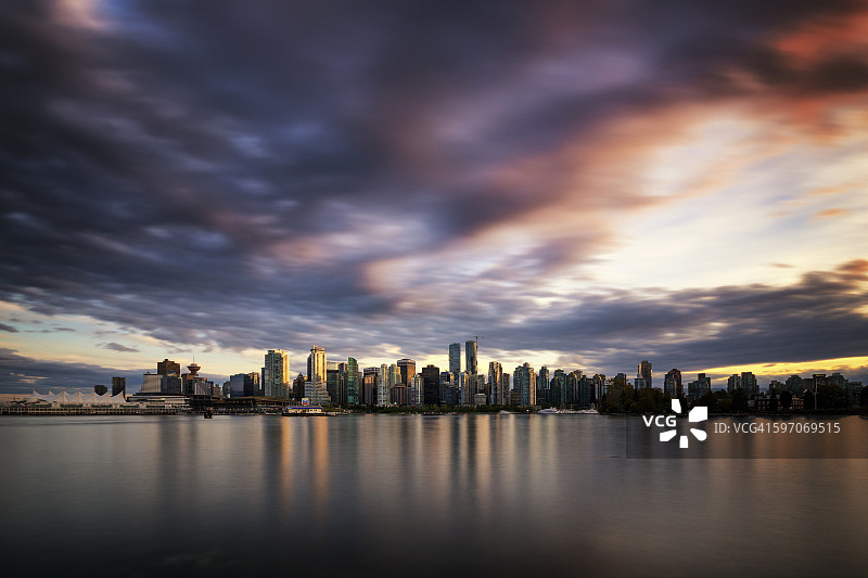 加拿大，温哥华，从斯坦利公园看到黄昏的天际线图片素材