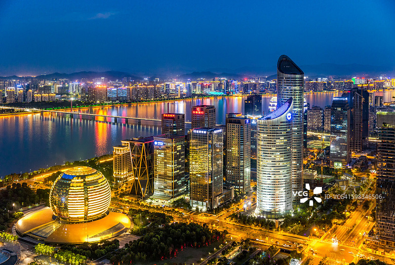 夜幕降临在杭州钱塘江边的中央商务区的摩天大楼上图片素材