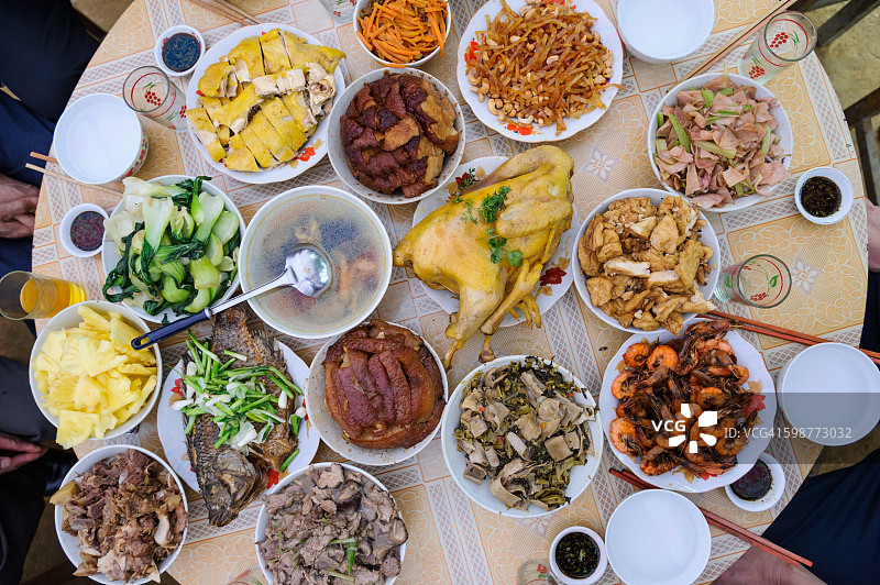 俯瞰餐桌上典型的中国盛宴。图片素材