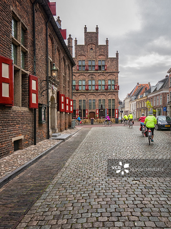 在安静的荷兰街道上骑自行车图片素材