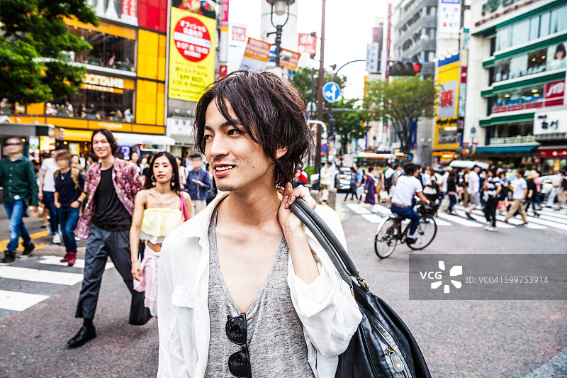 一名日本男子穿过拥挤的涉谷十字路口图片素材