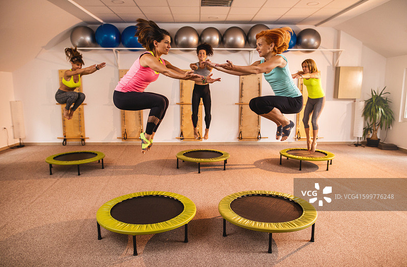 一群女子在普拉提运动课上跳蹦床。图片素材