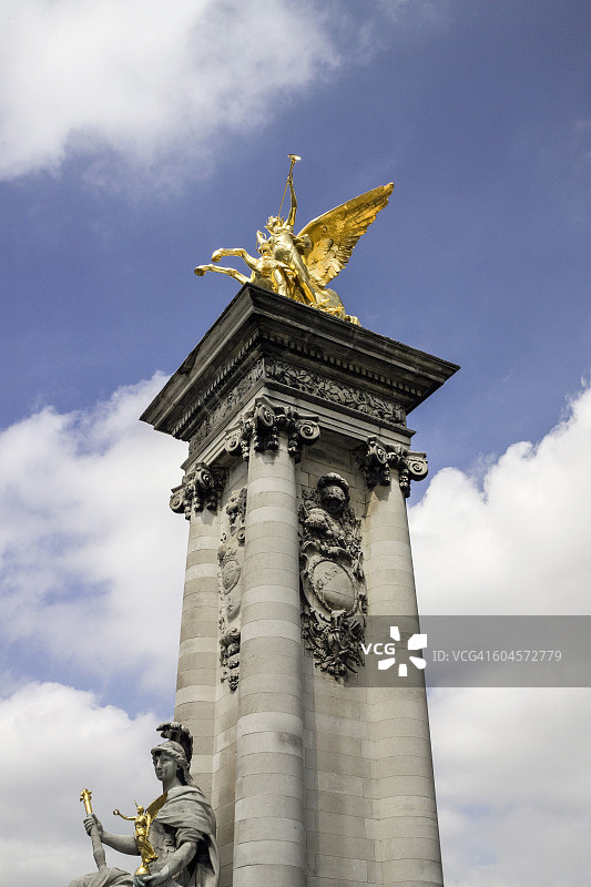 低角度的金像亚历山大三世桥，巴黎，法国图片素材