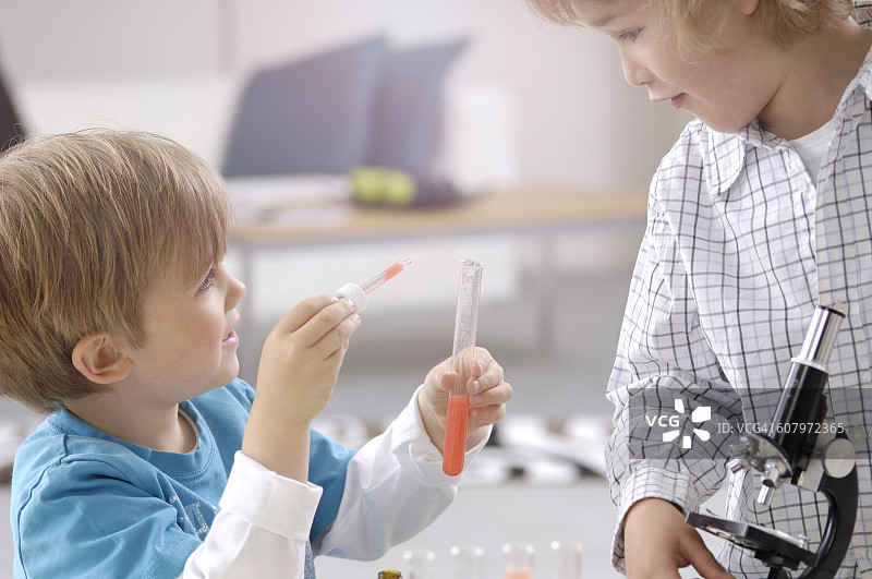 两个小男孩在玩化学实验室的器具图片素材