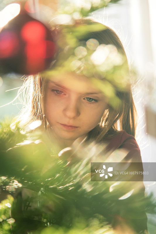 女孩装饰圣诞树的肖像图片素材