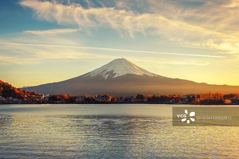 富士山在川口湖的倒影图片素材
