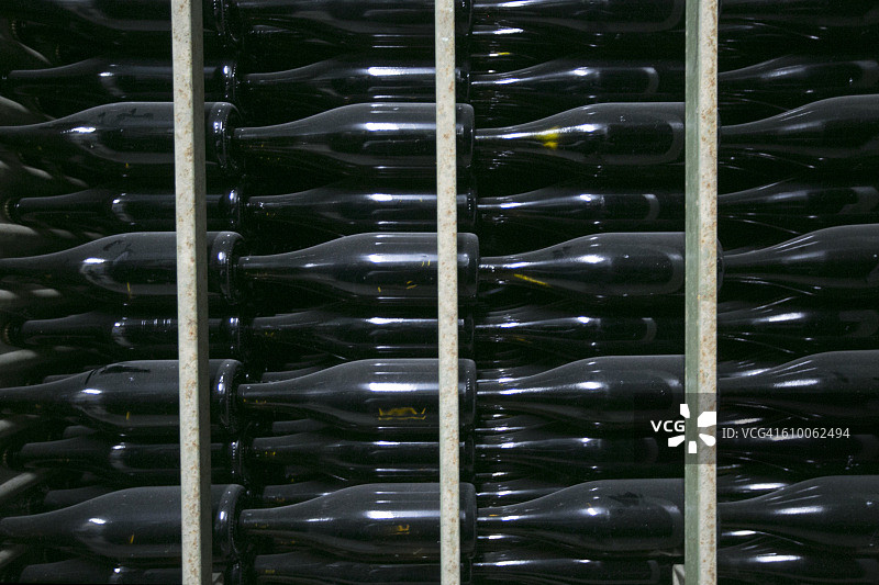葡萄酒酒瓶排列在葡萄园的酒窖里图片素材