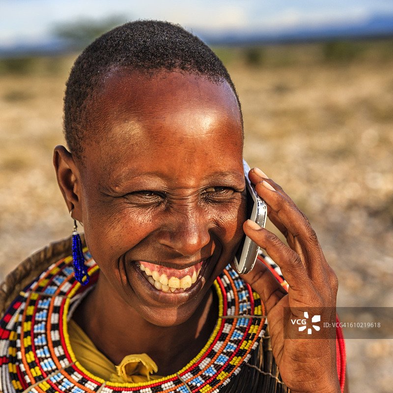 来自桑布鲁部落的非洲妇女使用手机，肯尼亚，非洲图片素材