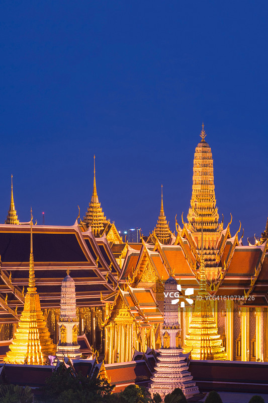 翡翠佛寺(玉佛寺)在大皇宫的庭院在黄昏时分在曼谷，泰国图片素材