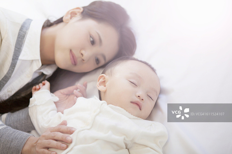 宝宝要跟妈妈睡觉的日本人图片素材