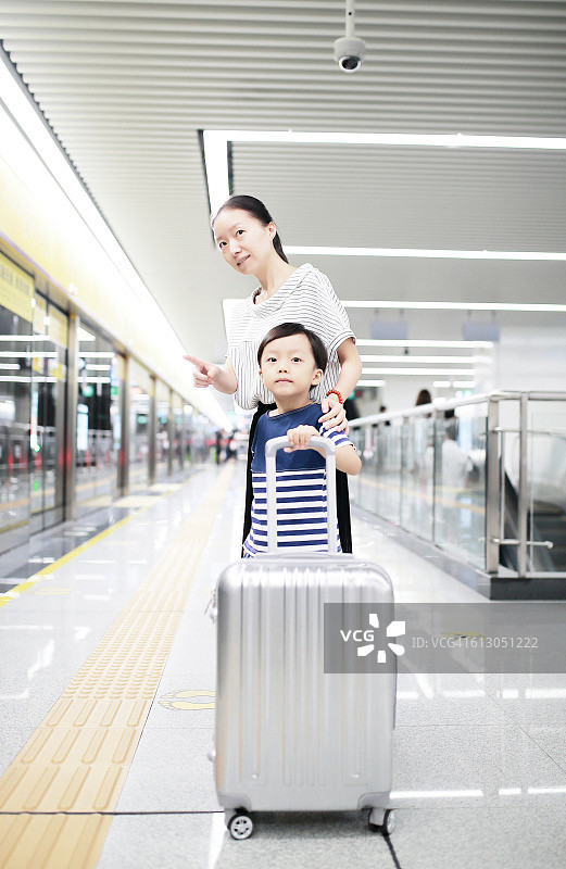 一个女人和她的孩子在火车站等候图片素材