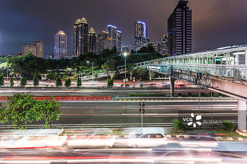在印度尼西亚首都雅加达，夜晚繁忙的道路图片素材